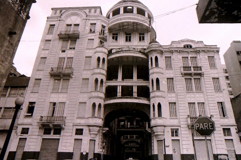 Fotografia em preto e branco do hotel Majestic