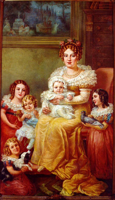 Mulher monarca rodeada de seus filhas, 4 filhas e em seu colo o filho herdeiro, filha a direita está em pé segura um pombo, as demais estão sentadas, todas vestem roupas imperiais