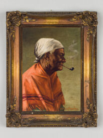 Moldura dourada, uma pintura à óleo sobre madeira ilustrando uma mulher negra ao centro, usando um pano em sua cabeça e fumando cachimbo, ela usa um chale laranjado. Parede verde ao seu fundo