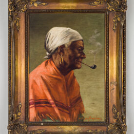 Moldura dourada, uma pintura à óleo sobre madeira ilustrando uma mulher negra ao centro, usando um pano em sua cabeça e fumando cachimbo, ela usa um chale laranjado. Parede verde ao seu fundo