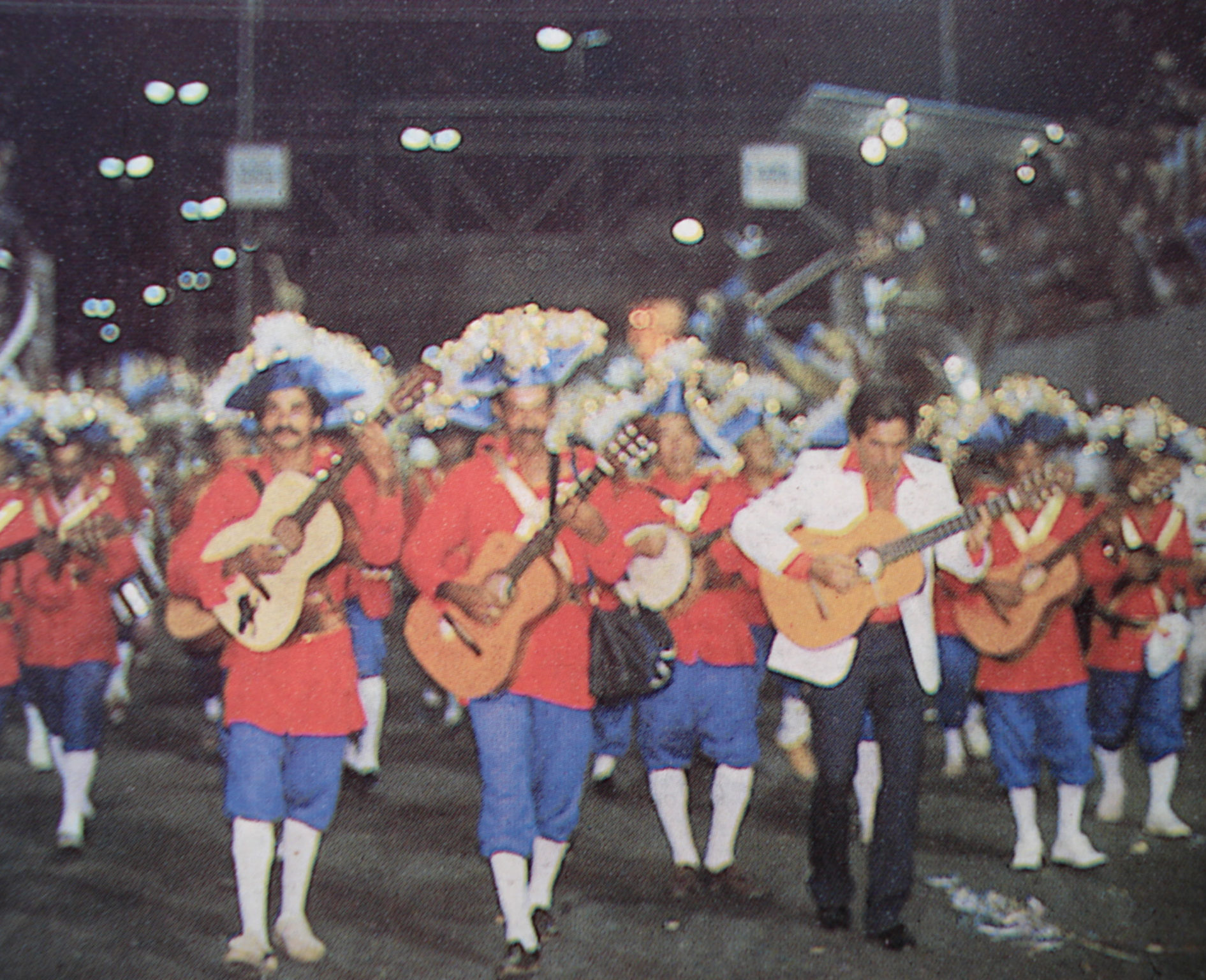 desfile de carnaval, vários homens trajados a rigor, calças, meias e chapéu Sombrero