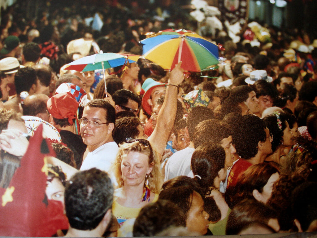 Avenida do carnaval lotada