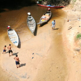 Rio, água, canoas, Canoas paradas em algum dos portos de chegada na vila.
