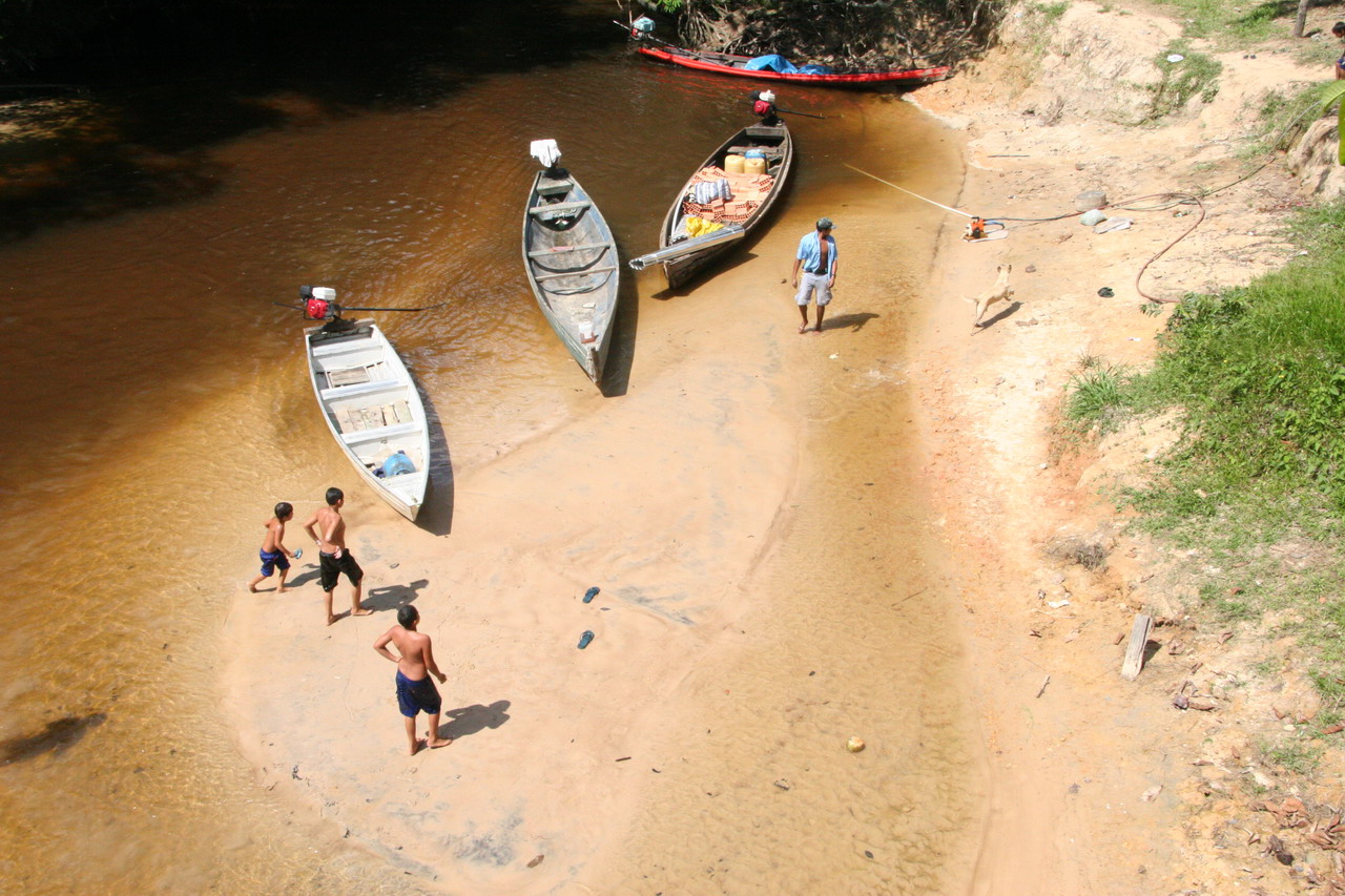 Rio, água, canoas, Canoas paradas em algum dos portos de chegada na vila.