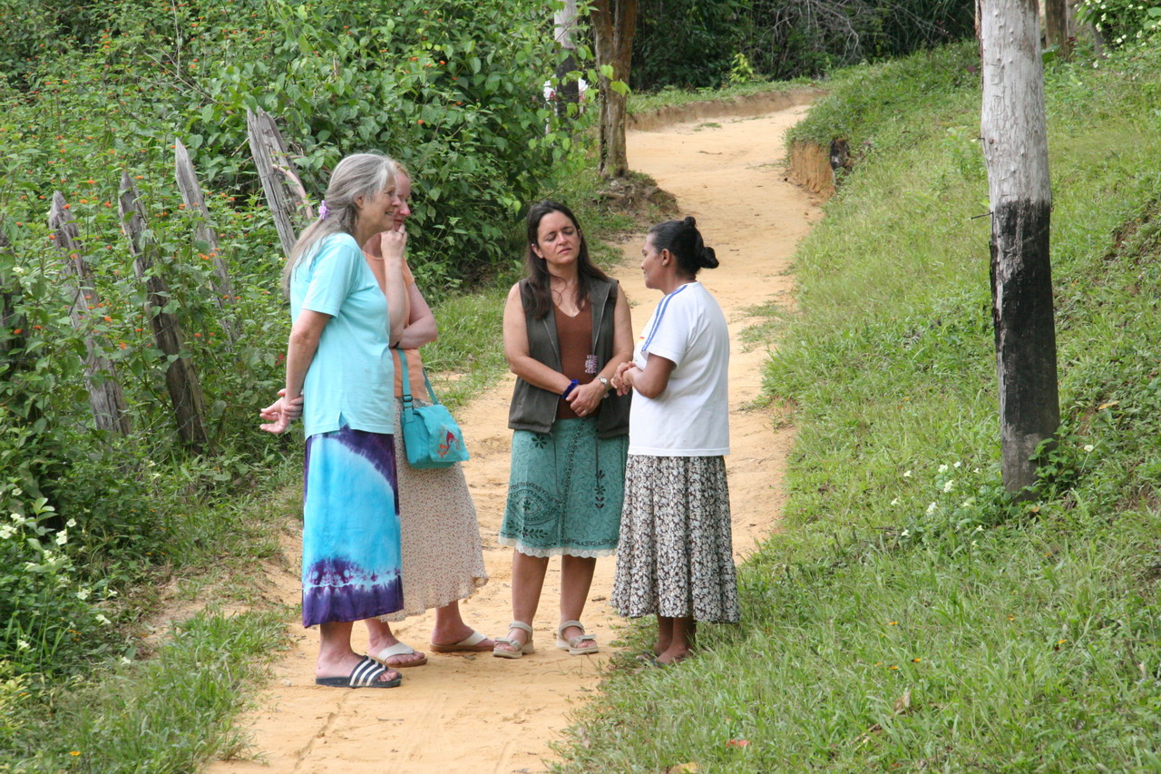 Grupo de mulheres que se encontraram e estão conversando na vila. Na foto temos Geraldine, Gecila e Vera Froes.