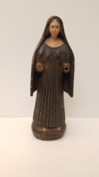 Escultura de santa com baixo estado de conservação