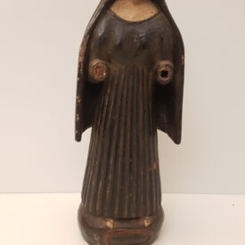 Escultura de santa com baixo estado de conservação
