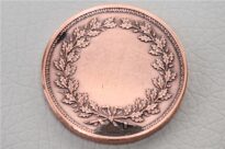 Forma: circular com rebordo; bordo liso. Anverso: no campo, efígie de figura masculina de perfil à esquerda, ladeada pela inscrição: "AUGUSTE", "COMTE". Orla decorada. Reverso: em campo, dois ramos de carvalho frutado unidos pela haste com laço. Orla decorada.